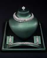 طقم سهرات بتفاصيل تجذب الأنظار