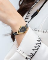 ساعة جلد باللون الاسود الذهبي