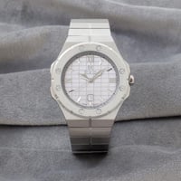 ساعة الفولاذ باللون الفضي