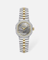 ساعة بتصميم هندسي ناعم