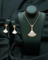 طقم بتصميم أنيق مستوحى من شكل الزهور