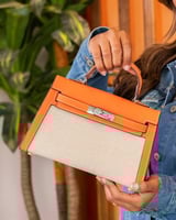 شنطة صغيرة باللون البرتقالي