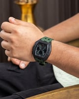 قصة الوقت بأسلوب مبتكر باللون الاخضر