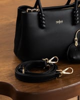 شنطة بلون اسود حجم صغير