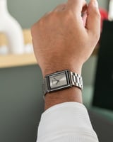 ساعة بتصميم للأناقة والهيبة باللون الرصاصي