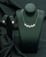 طقم سلسال وحلق ناعم تصميم براق