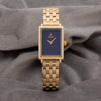 ساعة نسائية باللون الذهبي كحلي