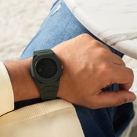 ساعة بنظرة جديدة جريئة بلكربون والنقش العربي واللو...