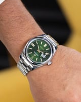 ساعة كلاسيك باللون الفضي ميناء اخضر