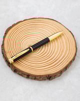 قلم يمنحك تجربة كتابة راقية تعكس ذوقك الرفيع