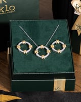 القلادة المعدنيه الدائريه تعزز من جاذبيتها