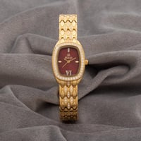 ساعة نسائية باللون الذهبي