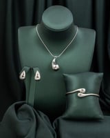 طقم يتميز بوجود 3 قطع ناعمه لامعه ملفته