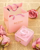 قلادة أنيقة تجمع بين البساطة والفخامة