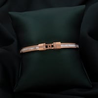 اسوارة نسائية باللون النحاسي