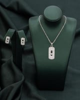 طقم ناعم يشمل قلادة أنيقة و زوجًا متحفظًا من الحلق