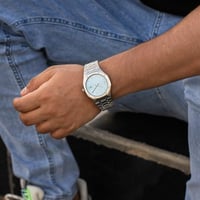 ساعة ستيل باللون الفضي