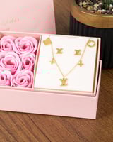 طقم بتصميم رفيع وانسيابي يُبرز جمال العنق