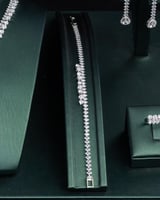 يتحلى هذا الطقم الخلاب بآلية مبتكرة من الاحجار الا...