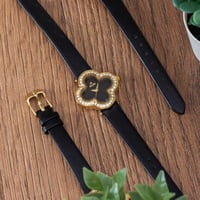 ساعة جلد نسائية بلونها الاسود الذهبي الميناء الاسو...