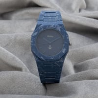 ساعة كربون باللون الازرق