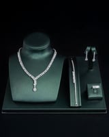 يتحلى هذا الطقم الخلاب بآلية مبتكرة من الاحجار الا...