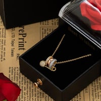 تعليقة تتميز بشكلها الدائري الملفت