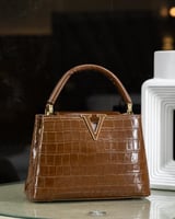 شنطة بتصميم كلاسيك حجم وسط باللون البني فاتح