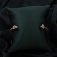 اسوارة نسائية باللون الذهبي