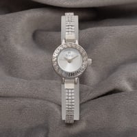 ساعة نسائية فصوص كريستال باللون الفضي ميناء ابيض