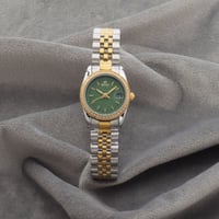 ساعة نسائية باللونين الفضي والذهبي