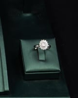 يتميز الطقم بلمعانه الراقي وتفاصيله الأنيقة