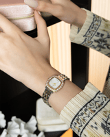 ساعة نسائية باللون المكس