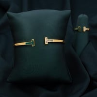 تتميز الإسوره بتصميمها المتناغم الذي يلتف على معصم...