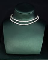 طقم يمنح إطلالتك الحضور الملفت باللون الفضي