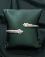 اسوارة نسائية فصوص فاتنه باللون الفضي