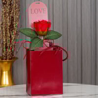 طقم نسائي ذهبي بتغليف باللون الاحمر لامثيل له من ا...