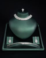 طقم نسائي بتصميم ملكي