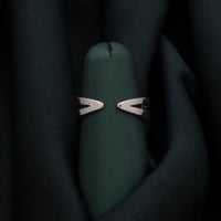 خاتم Vittore الأكثر‎ مبيعًا. يزدان بفصوص شفافة‎ حي...