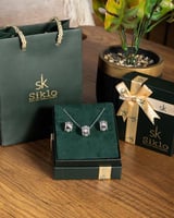 طقم مع لمسة عصرية تضيف لرونق إطلالتك