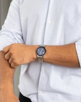 ساعة بتصميم يعكس القوة باللون الفضي