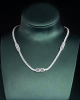 إطلالة راقية ويضيف لمسة من التألق