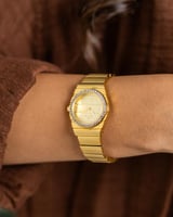 ساعة نسائية تتلألأ كنجومٍ في السماء باللون الذهبي