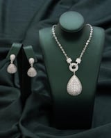 طقم نسائي بتصميم فاخر