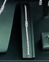 إطلالة راقية ويضيف لمسة من التألق