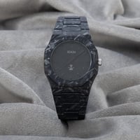 ساعة كربون باللون الاسود