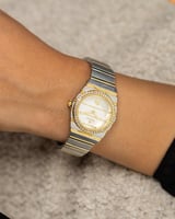 ساعة نسائية تتلألأ كنجومٍ في السماء باللون المكس ا...