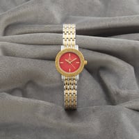 ساعة نسائية باللونين الفضي والذهبي