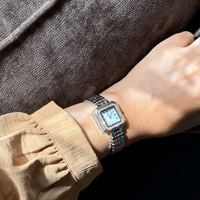 ساعة حصرية باللون المكس الأبيض