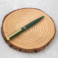 ارتدي هالة من الأناقة الملكية مع هذا الطقم المكون...